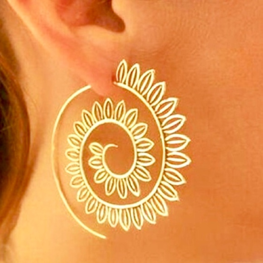NWT Spiral Hoop Gold Plated Leaf Pattern